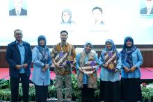 Prof. Dr. Insih Wilujeng, M.Pd. dan Dr. Sabar Nurohman, S.Pd.Si., M.Pd. menjadi narasumber dalam kegiatan Smart Teaching with AI: Digital Creative Pedagogy dan Implementasi OBE dalam Pendidikan Tinggi